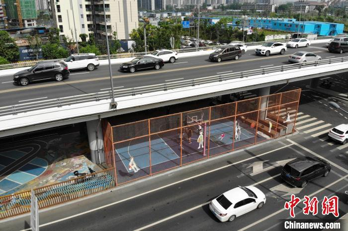 市民在高架桥下打篮球。　张浪 摄