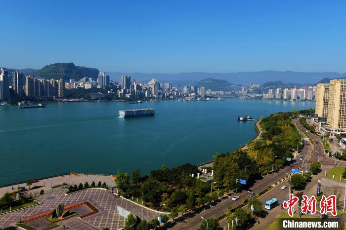图为长江万州段景观。　侯本艳 摄