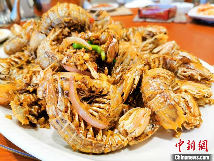 椒盐濑尿虾 李晓春 摄