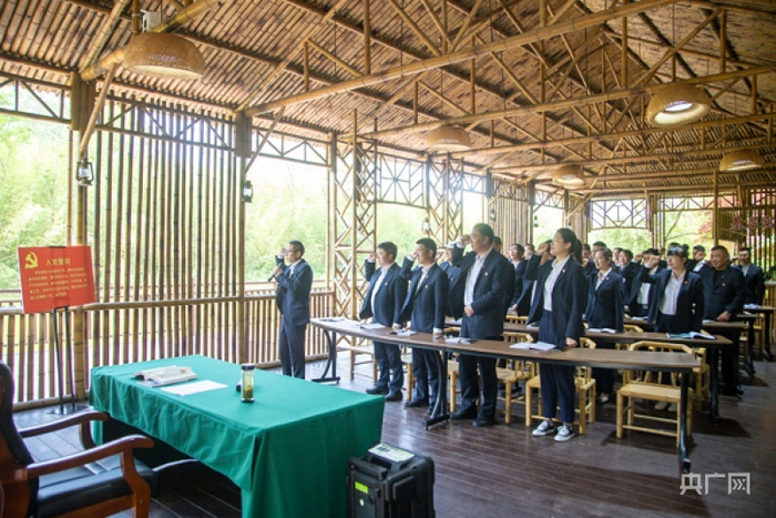 重温入党誓词（央广网发 黄海森林公园供图）