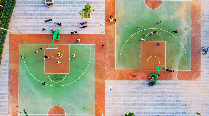 篮球爱好者在康体公园打篮球。何龙摄央广网发