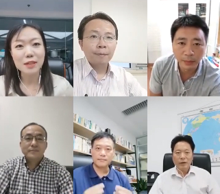 “新华有新说”的连麦直播截图。