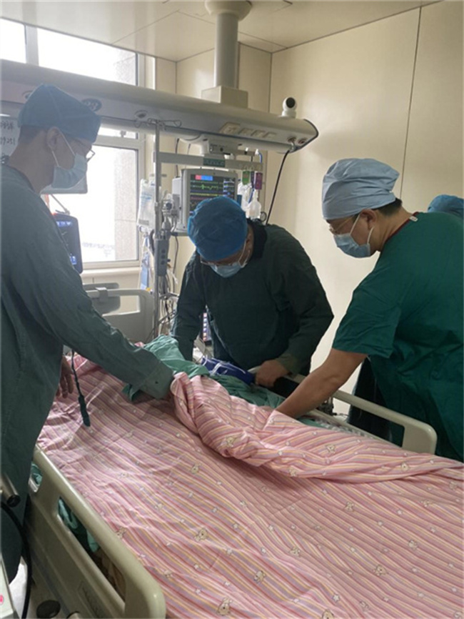 于凯江院长查看移植患者术后情况。