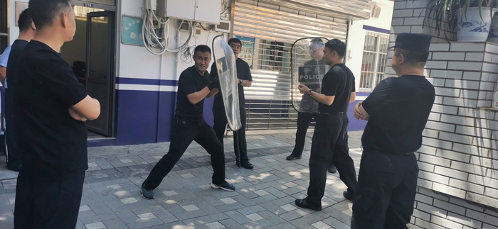 警械具操作使用（图片来源：北京市局东城分局）