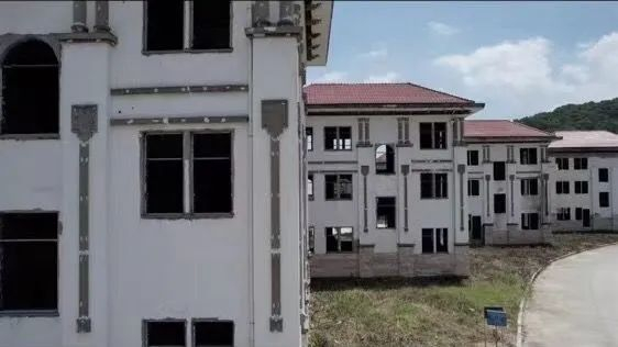 ▲8月初，新京报记者实地探访发现，小皓村有多套独栋别墅空置。新京报调查组 摄