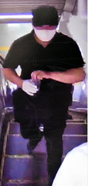 东京一男子手持疑似硫酸的液体 图源：日媒