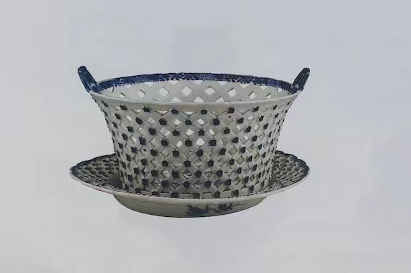 图12 清康熙 景德镇窑青花镂空果篮 倪汉克捐赠 上海博物馆藏