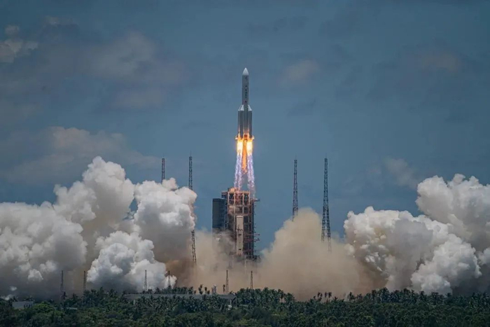 ▲ 2020年7月23日下午，我国首个自主的火星探测任务“天问一号”从海南文昌发射场，搭乘长征五号遥四火箭顺利发射升空，奔赴火星。
