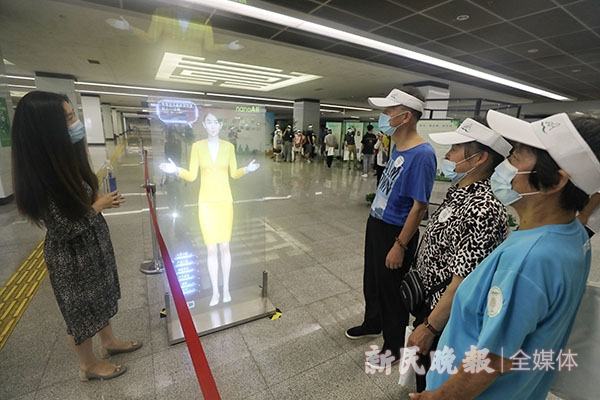 图说：虚拟AR主持人宣传低碳知识，吸引市民驻足 新民晚报记者 张龙/摄（下同）