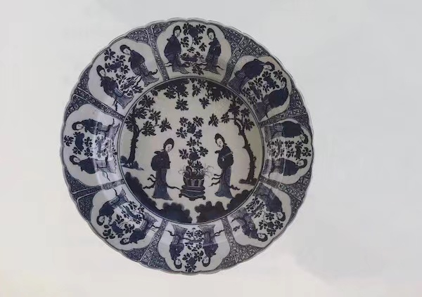 图22 清康熙 景德镇窑青花仕女图大盘 倪汉克捐赠 上海博物馆藏