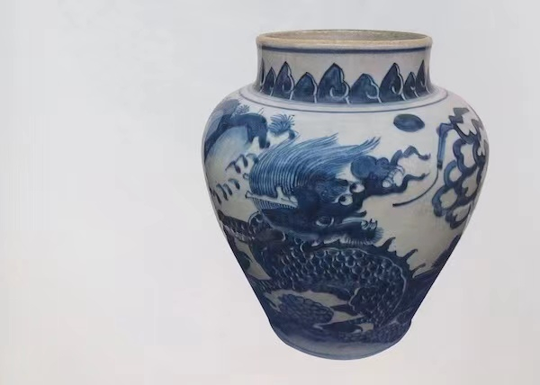 图24 清顺治 景德镇窑青花麒麟图罐 上海博物馆藏