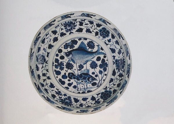 图19 元 景德镇窑青花双鱼纹大盘 湖南省博物馆藏