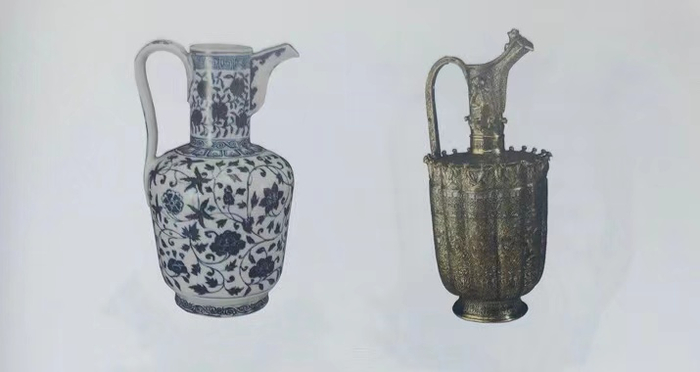 图7 明永乐 景德镇窑青花波斯式执壶 上海博物馆藏/15世纪西亚铜执壶