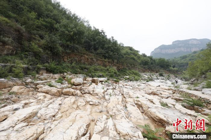 图为河北省武安市太行山区的溶蚀地貌。　李树锋 摄