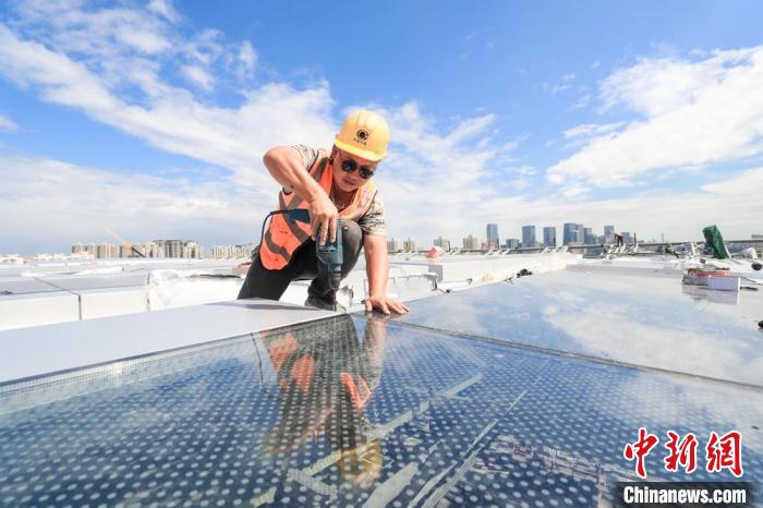 北京丰台火车站室内外装修全面展开。　贾天勇 摄