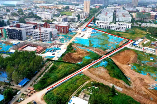 车北小区楼上俯瞰穿过门口完全学校的唯一道路