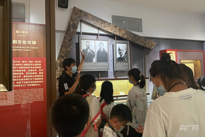学生们在参观展览（央广网记者 黄玉玲 摄）