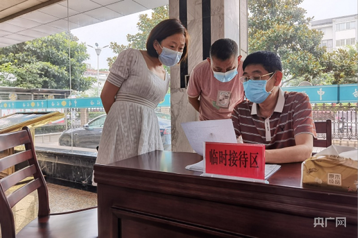 “临时接待区”为纳税人答疑解惑（央广网发 谢文龙摄）