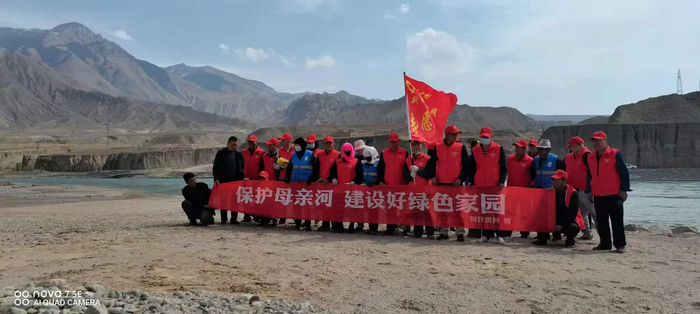 阿什贡村志愿者开展护河志愿服务