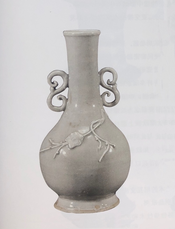 图5 元 景德镇窑青白瓷贴花梅枝纹双耳瓶 新安沉船出水 韩国国立光州博物馆藏