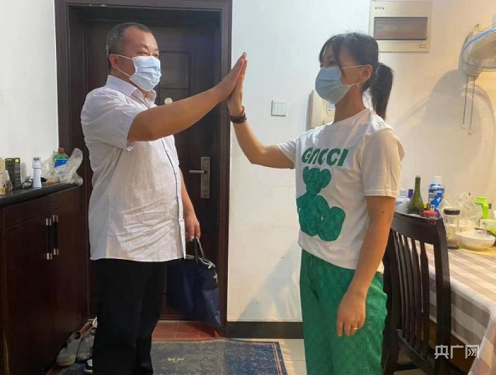 李宗斌夫妇出发前互相鼓励加油（央广网发 通讯员供图）