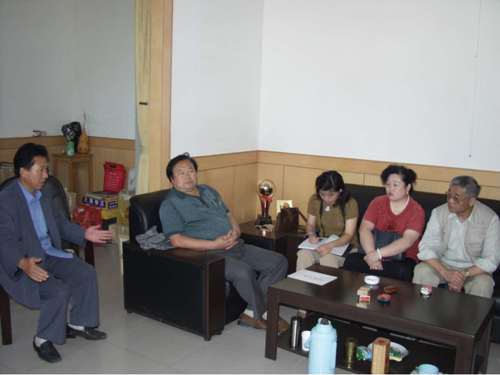 （《古运回望图》创作期间专家莅临指导，企业供图，央广网发）