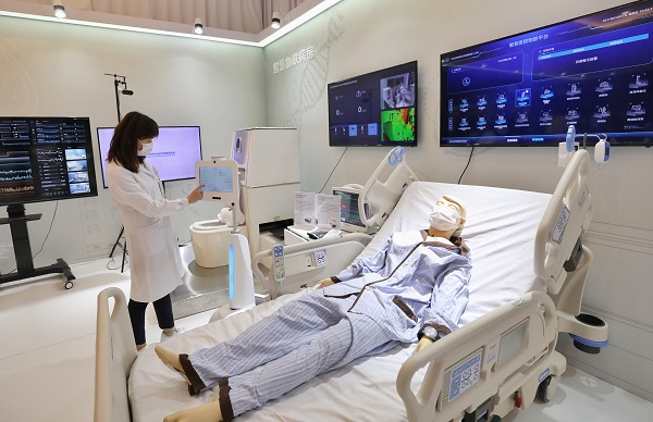 图说：全椅位病床具有联网功能，可称重并帮助完成辅助翻身