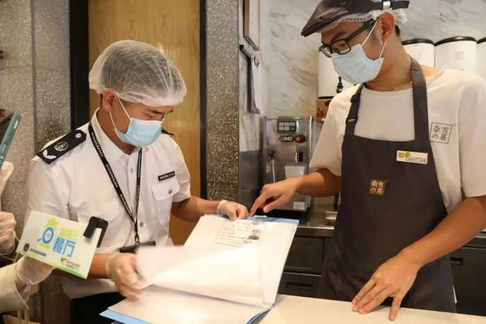 △ 广东省市场监管人员对“奈雪的茶”门店开展食品安全检查