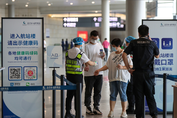  2021年8月26日，江苏南京，禄口国际机场恢复国内航班运行。旅客通过查验健康码、测量体温后方可进入航站楼。