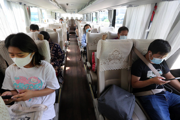 2021年8月26日，南京汽车客运站（小红山站）恢复运营首日，乘客戴口罩检票后，乘坐客运大巴。南京将继续保留30处“环苏”公路离宁查验点和39处入宁查验点，对中高风险地区的“来宁”和“离苏”车辆及驾乘人员进行查验管控，14个高速公路收费站出入口继续实施管控；继续做好7处水路查验点的进港查验、过境管控和锚地管控。