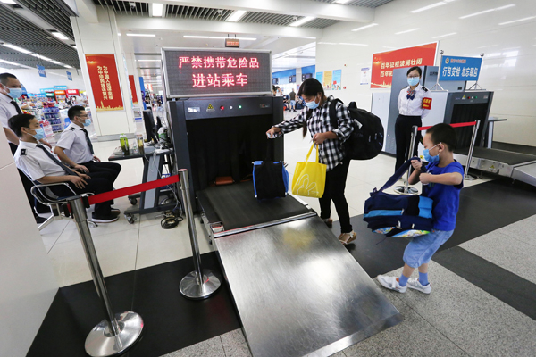 2021年8月26日，南京汽车客运站（小红山站）恢复运营首日，乘客戴口罩通过安检。据了解，自8月26日起，南京汽车客运站（小红山站）、客运南站等9个车站恢复运营，首批复班的班线有高淳、溧水快客、滨海、东台等37条班线，班次数量方面，南京汽车客运站（小红山站）恢复108个班次，南京汽车客运南站恢复109个班次。