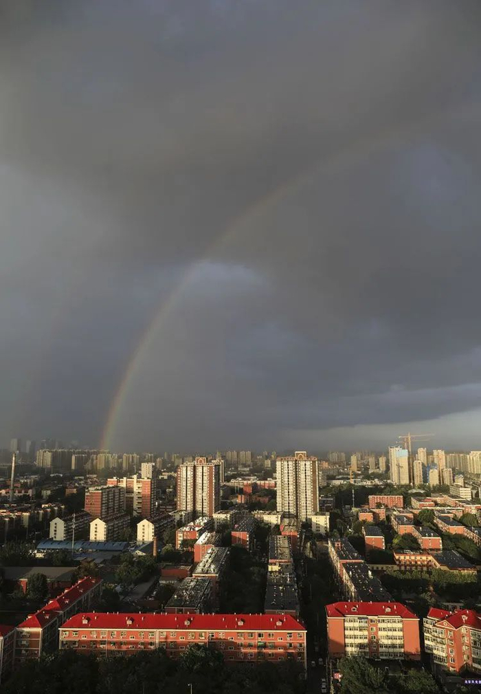 8月26日，西四环，彩虹悬挂天边。