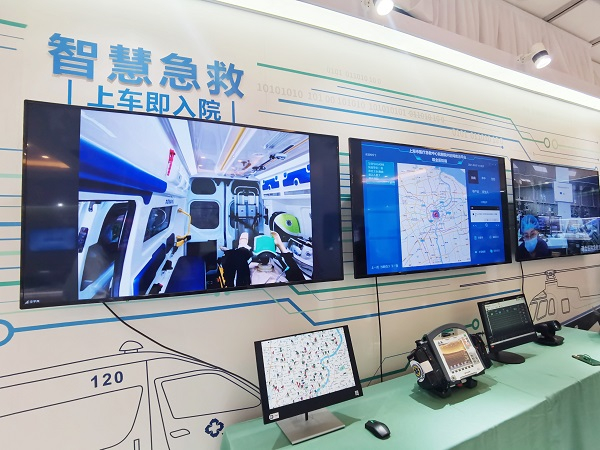 图说：智慧急救，屏幕可以实时看到120救护车内情况