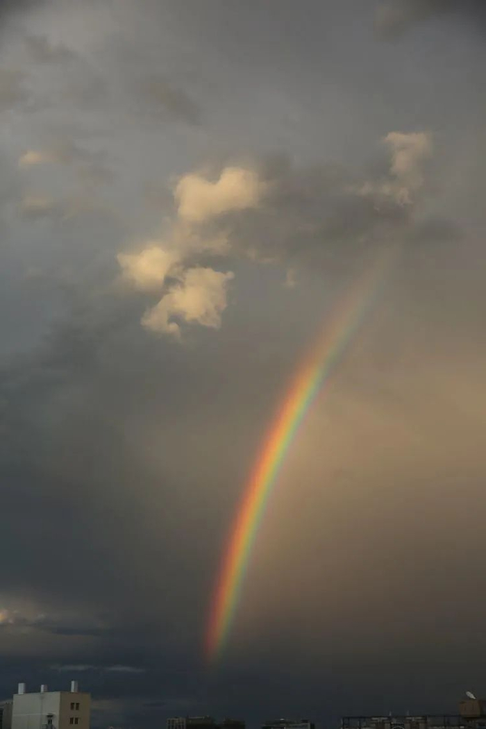 彩虹与晚霞交相辉映。