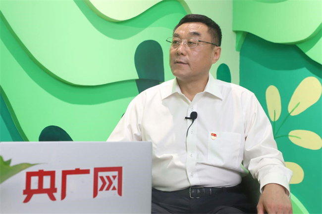 黑龙江省林业和草原局党组书记、局长王东旭介绍黑龙江省推行林长制的相关情况。郝忠宝 摄