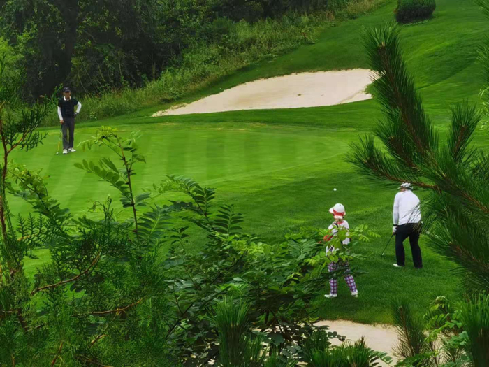 小镇内的高尔夫球场 图片来自《中国房地产报》