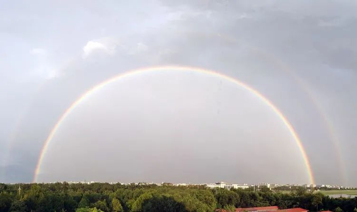 海淀区闵航路，双彩虹在天空划出美丽弧线。