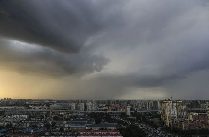 乳状云从西北向东南快速移动。