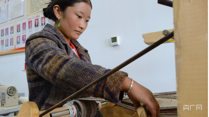 泽库国家现代农业产业园区内西让卓玛正在编制牛羊绒 （央广网发 樊永涛摄）