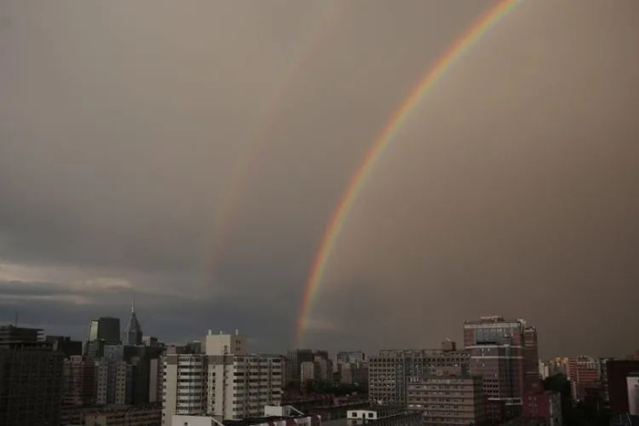 8月26日，海淀区苏州街，一场雷雨过后，天空亮出绚丽双彩虹。