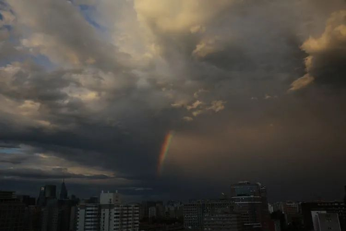 8月26日18时许，彩虹渐渐消失。