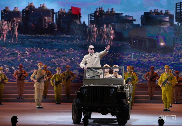 孙徐春饰演的陈毅市长乘坐着吉普车（上海沪剧院供图 祖忠人摄）