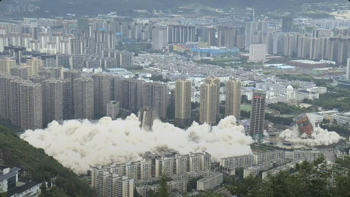 （被爆破的丽阳星城15栋烂尾楼&nbsp; 图源：昆明五华发布直播截图）