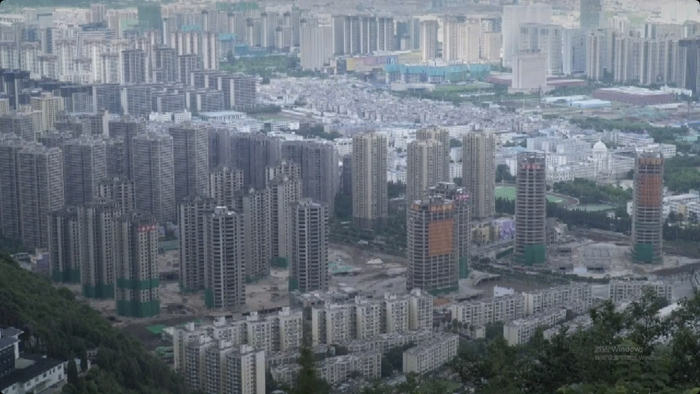 （丽阳星城15栋烂尾楼全景&nbsp; 图源：昆明五华发布直播截图）