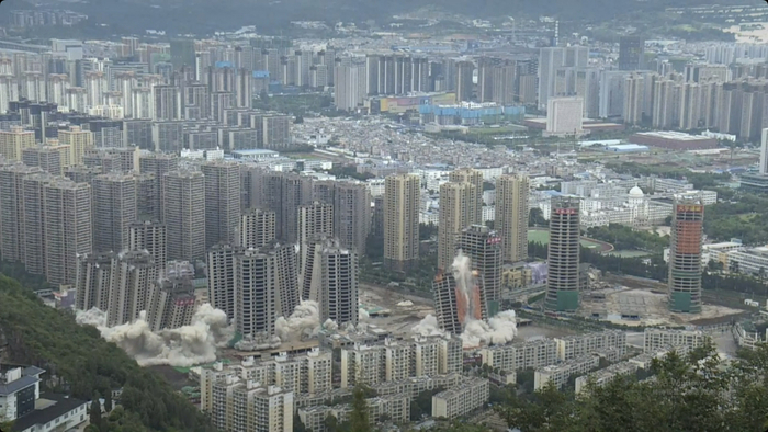 （被爆破的丽阳星城15栋烂尾楼&nbsp; 图源：昆明五华发布直播截图）