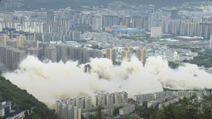 （被爆破的丽阳星城15栋烂尾楼&nbsp; 图源：昆明五华发布直播截图）