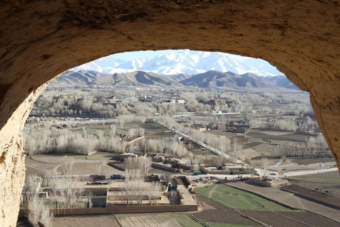 从巴米扬东大佛佛龛远望巴米扬山谷