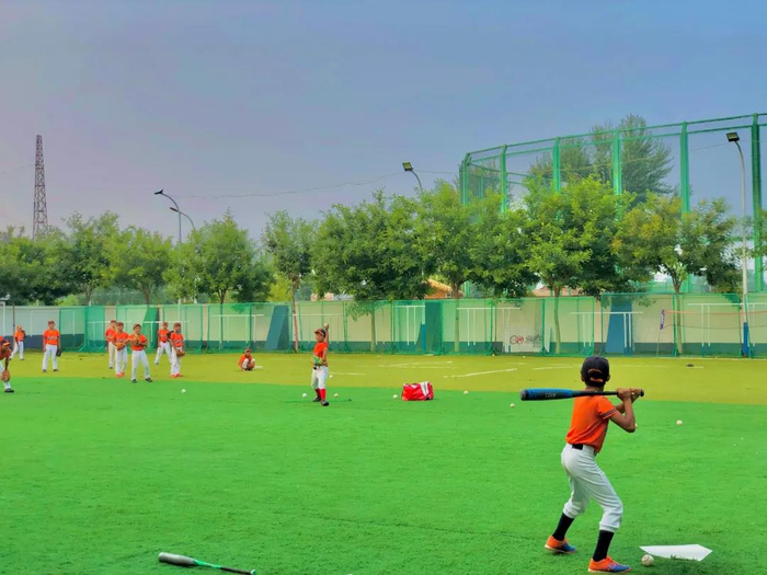 正在训练的棒球少年们