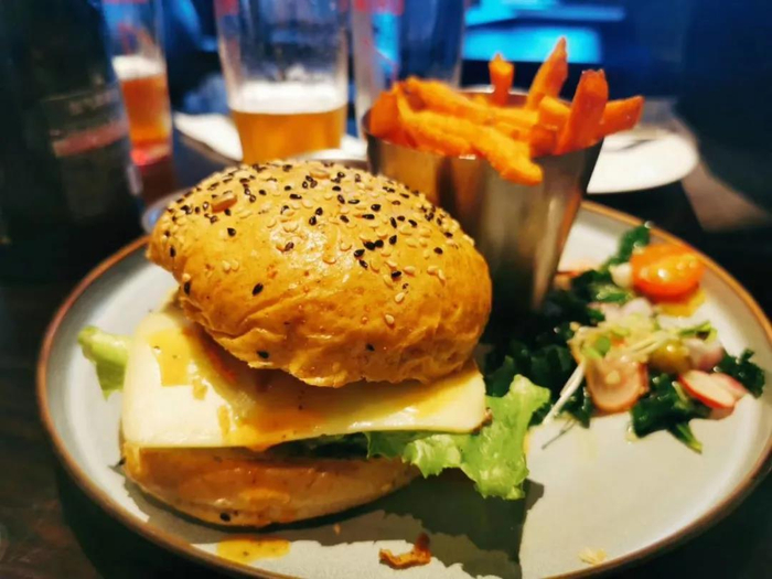 （蓝蛙汉堡，红餐网供图，央广网发）