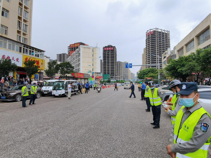 （警戒线旁的安保人员）